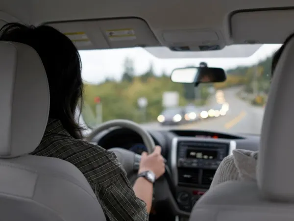 Conductora al volante durante una prueba práctica de conducción