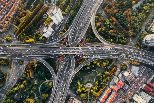 Vista aérea de un nudo de autopistas con tráfico