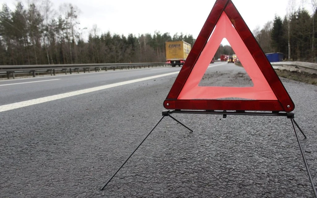 Triángulo de emergencia colocado en la carretera