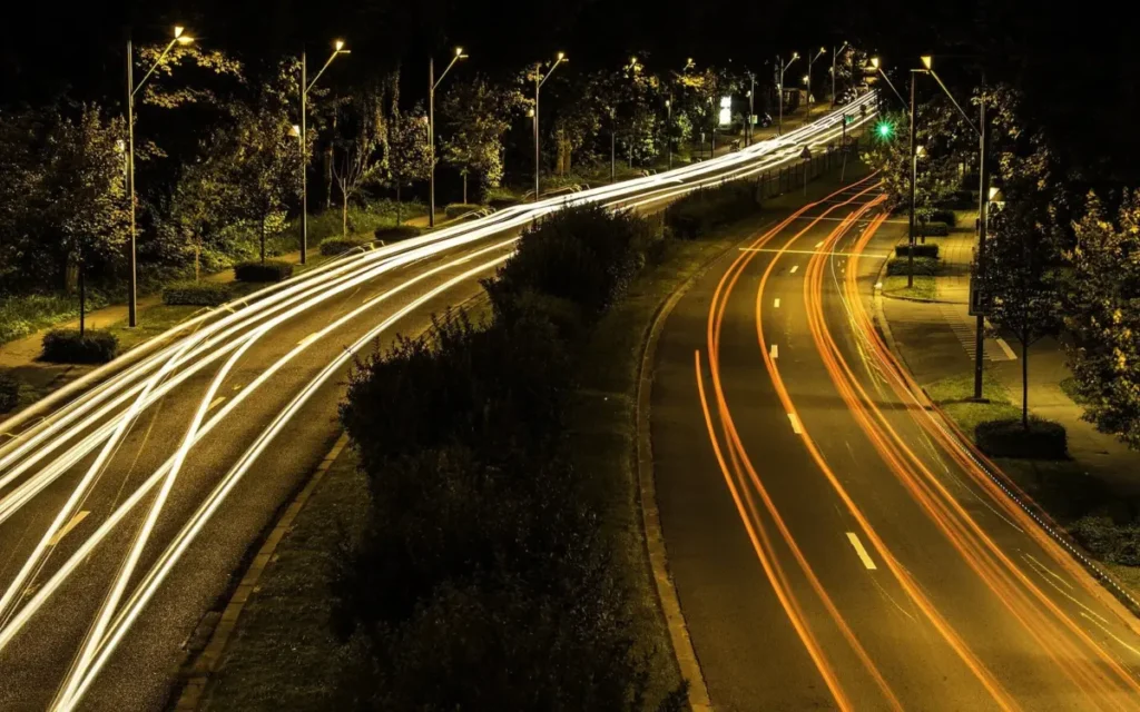 Carretera de noche con las estelas de luz de los vehículos
