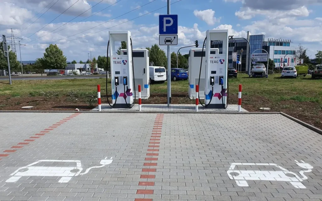Plazas de aparcamiento con puntos de recarga para coches eléctricos