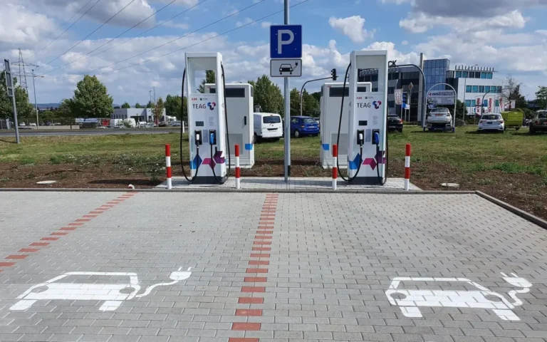 Plazas de aparcamiento con puntos de recarga para coches eléctricos