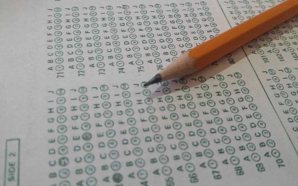 Hoja de respuestas de un examen tipo test con un lápiz