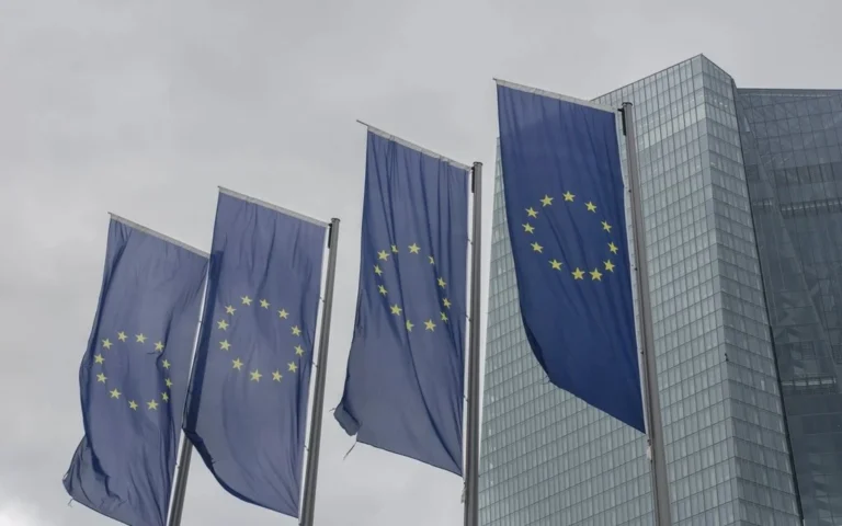 Banderas de la Unión Europea frente a un edificio institucional