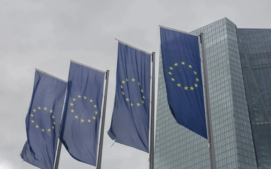 Banderas de la Unión Europea frente a un edificio institucional