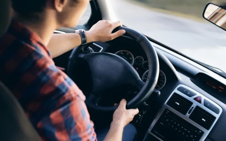 Conductor al volante, la prueba que evalúa un Examinador de Tráfico de la DGT