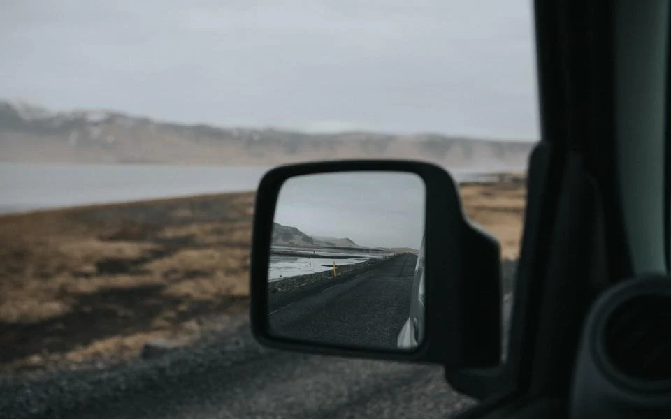 Retrovisor de un coche en carretera durante el examen práctico de conducir
