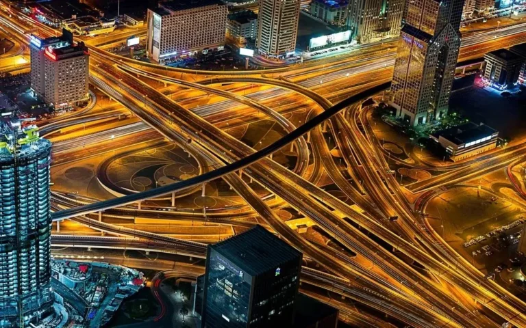 Nudo de autopistas de noche: las funciones de un Técnico de Tráfico de la DGT