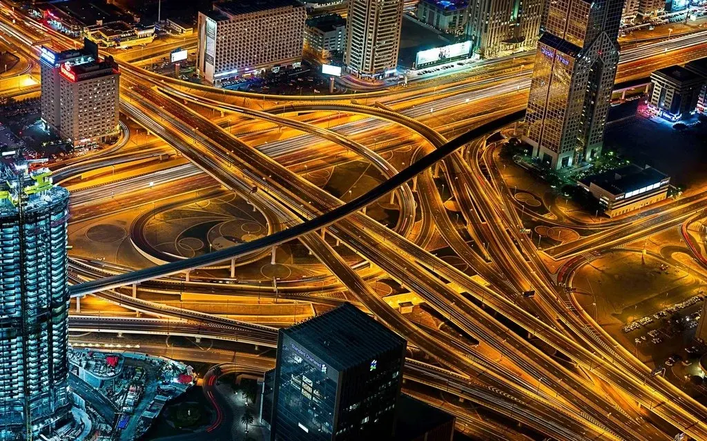 Nudo de autopistas de noche: las funciones de un Técnico de Tráfico de la DGT